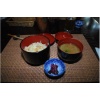Sechster und letzter Gang: Gebackener Reis mit Hühnchen und Gemüse, eine Genüsesuppe mit Fischeinlage und japanische Gurken.